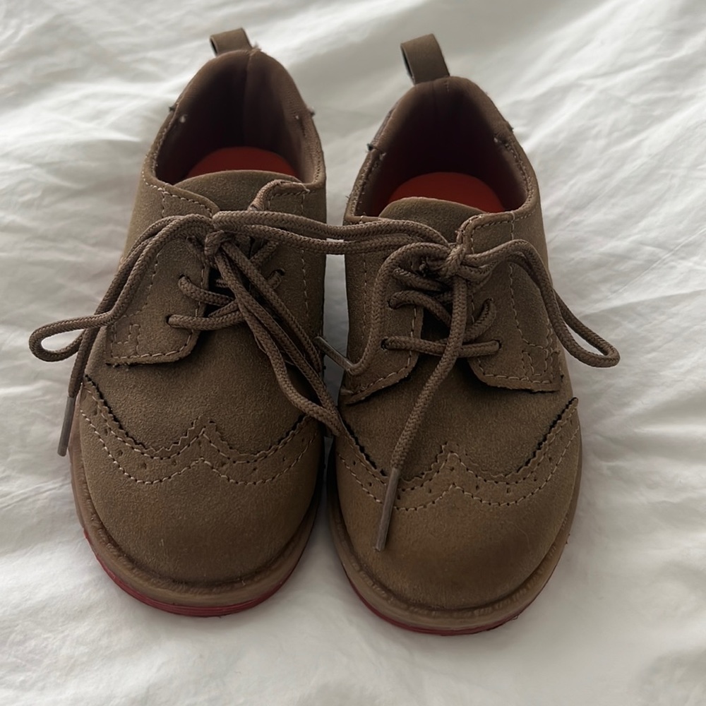 Toddler OshKosh B’gosh wing tips. Size 6c
